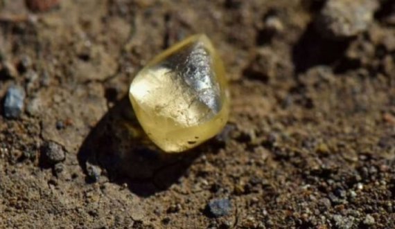 Mendoi se ishte gur i thjeshtë, gruaja gjen diamantin 4.38 karatësh 
