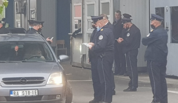  Zhbllokimi i kufirit, momente kur Policia i obligon serbët t’i mbulojnë simbolet në targa 