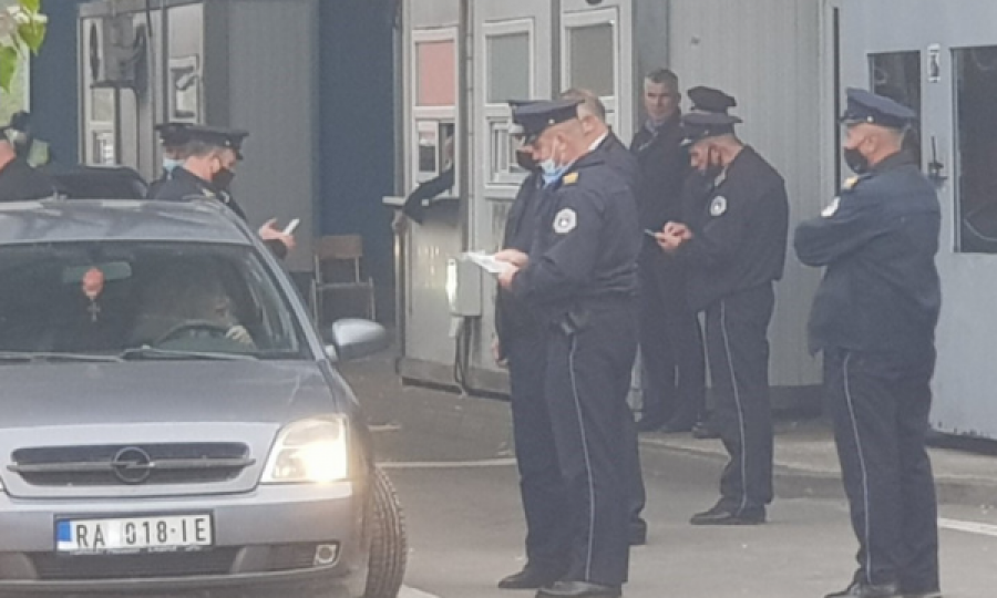  Zhbllokimi i kufirit, momente kur Policia i obligon serbët t’i mbulojnë simbolet në targa 