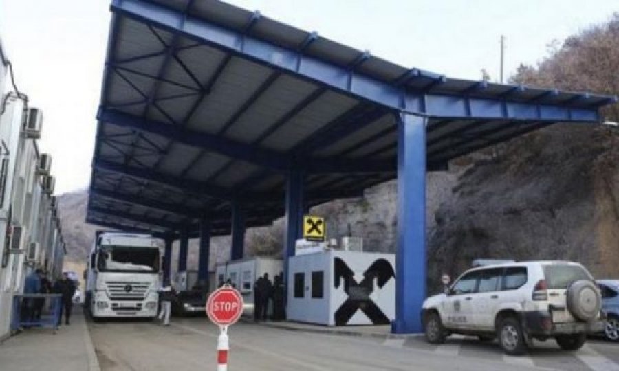  Kolonë deri në pesë kilometra afër pikës kufitare në Jarinjë 