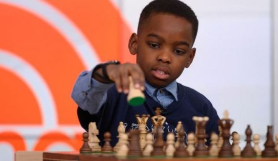 11-vjeçari afrikan shpëton familjen e tij nga varfëria duke luajtur shah