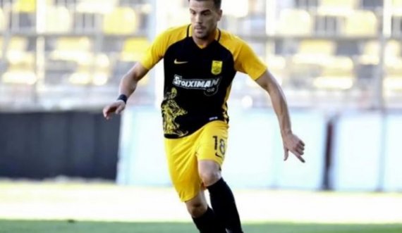 Futbollisti grek gjendet i vdekur në makinën e tij
