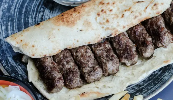 Kështu duken dhe gatuhen qebapët në Kroaci