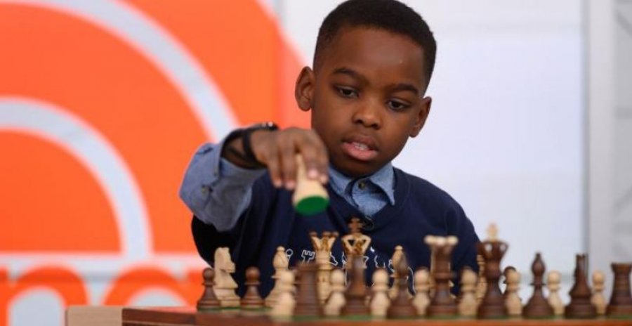 11-vjeçari afrikan shpëton familjen e tij nga varfëria duke luajtur shah