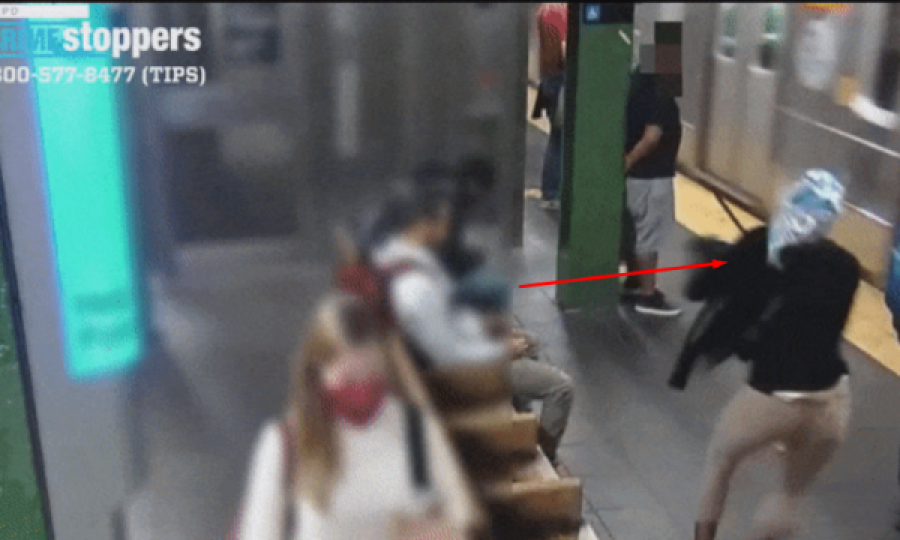 Gruaja shtyn një grua tjetër drejt trenit në lëvizje