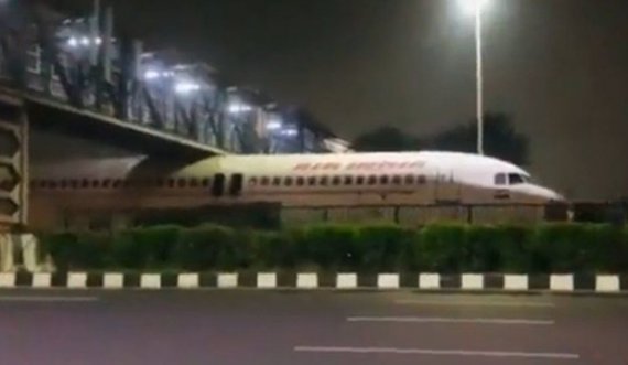 Avioni ngec nën urë, videoja bëhet virale