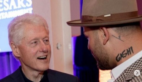 Reperi i njohur shqiptar takohet me Bill Clinton
