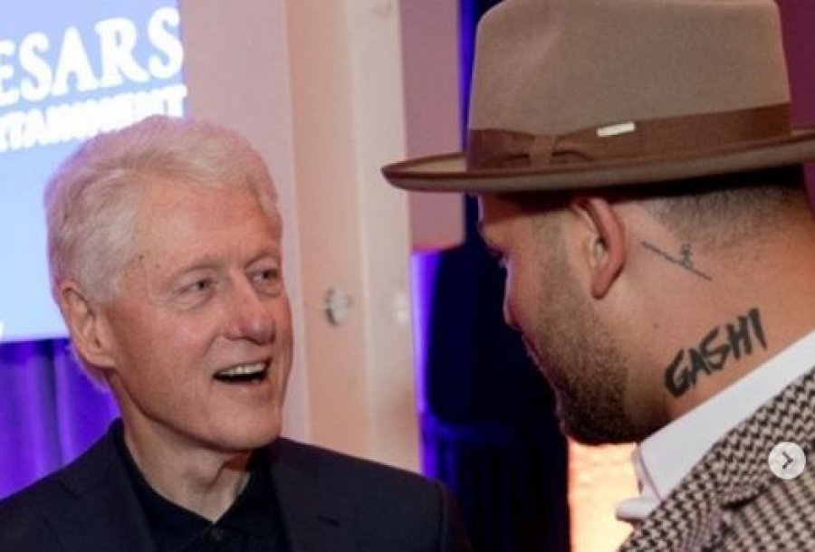 Reperi i njohur shqiptar takohet me Bill Clinton