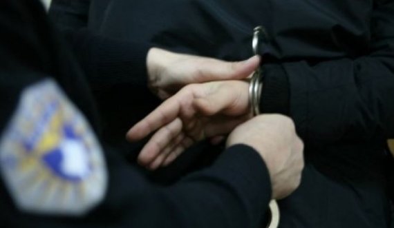 Prezantohet si ministër, arrestohet një burrë në Prishtinë
