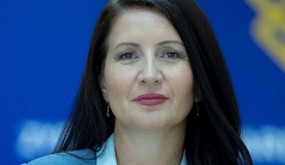 Një rast i rrallë në Kosovë: Zyrtarja e shtetit kërkon që t’i ulet rroga, nga 3800 në 2800