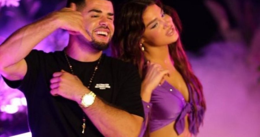 Noizy e puthë Dhuratën në skenë, del video