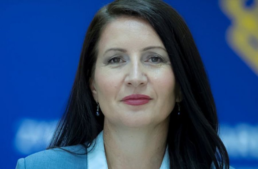 Një rast i rrallë në Kosovë: Zyrtarja e shtetit kërkon që t’i ulet rroga, nga 3800 në 2800