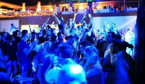Spanja “dëbon” pandeminë, rihapen diskotekat për të rinjtë
