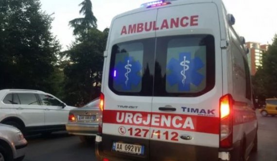 Ngjarje e rëndë: 36-vjeçari hidhet nga lartësia e pallatit, dërgohet me urgjencë në spital