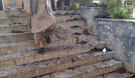 Shkallë të skuqura – Pamje tronditëse nga shpërthimi në xhami 