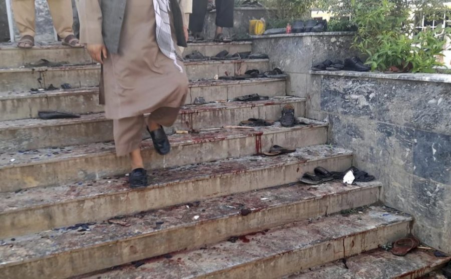 Shkallë të skuqura – Pamje tronditëse nga shpërthimi në xhami 