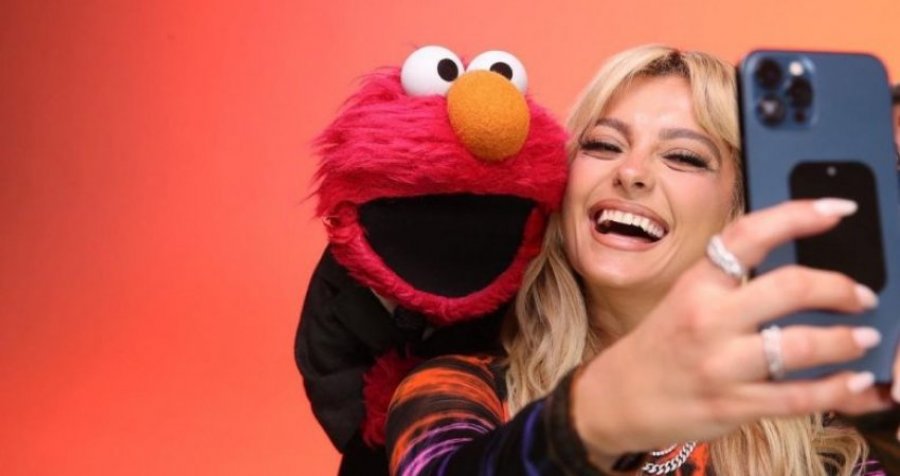 Kënga perfekte për t’u zgjuar në mëngjes! Bebe Rexha bashkëpunon me kukullën e famshme për fëmijë 