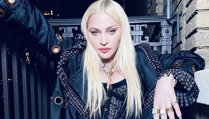  Madonna shfaq të pasmet në emision