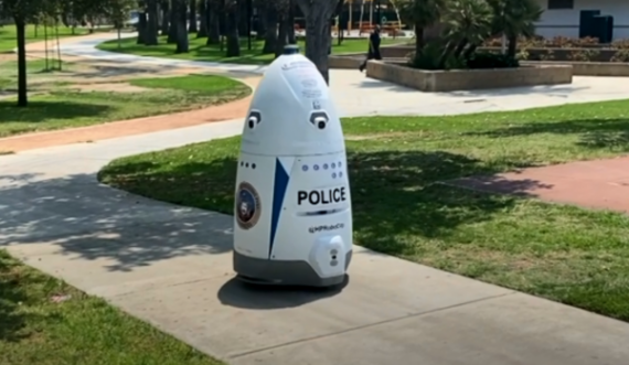 Në një park të ShBA-së patrullon një polic i pazakontë – roboti