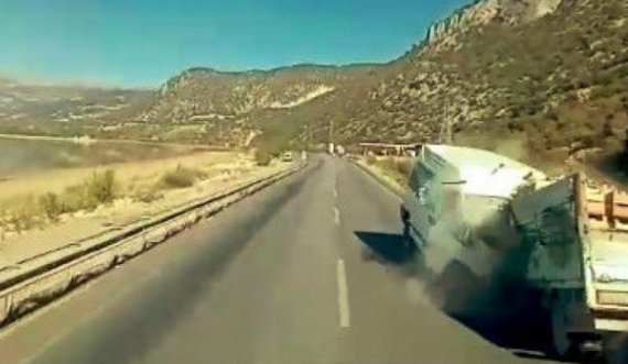 Aksident i frikshëm: Minibusi përplaset 'kokë më kokë' me një kamion