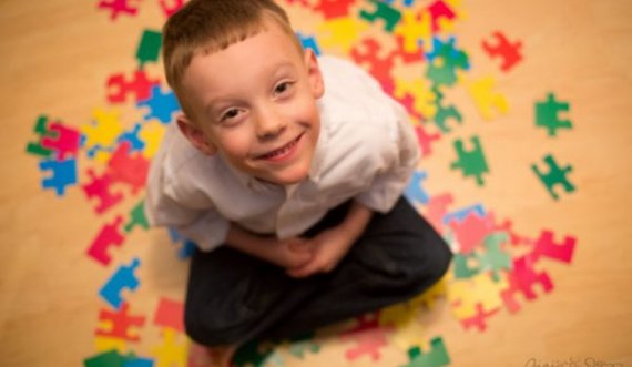 Covid përkeqësoi gjendjen tek fëmijët e spektrit autik për shkak të izolimit