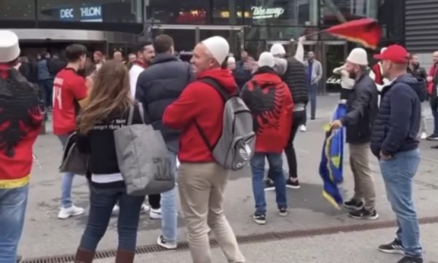 Tifozët shqiptarë kapin vallen në Stokholm