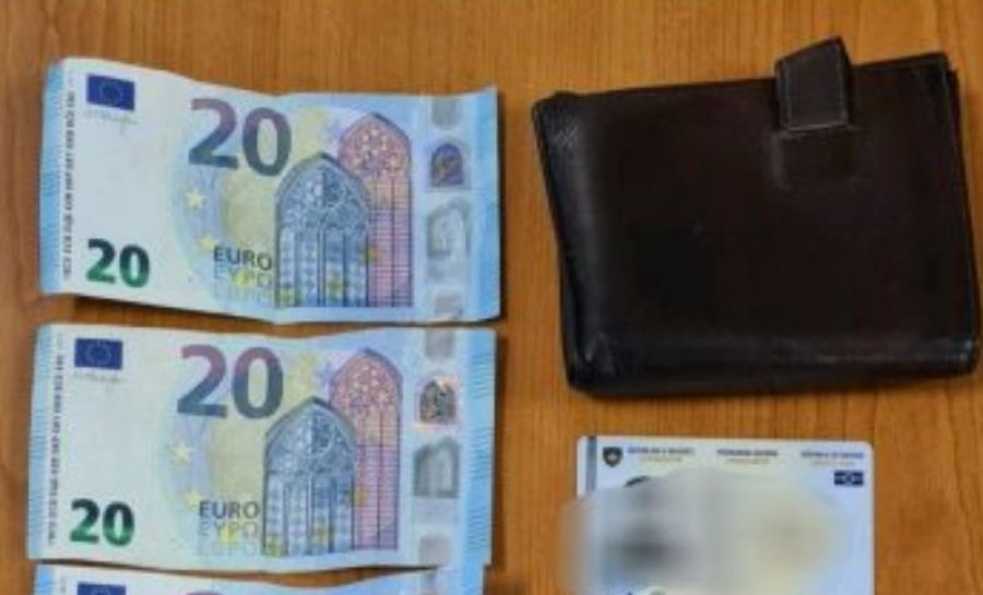E moshuara e gjen një kuletë me dokumente dhe para në Ferizaj, i përkiste një studenti