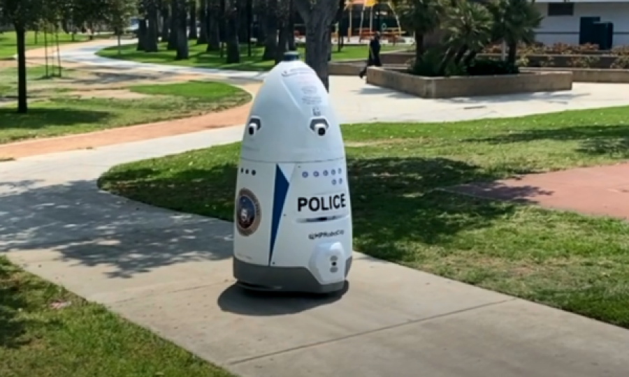 Në një park të ShBA-së patrullon një polic i pazakontë – roboti