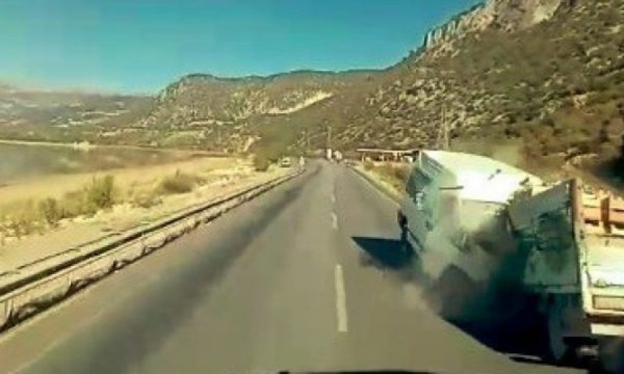 Aksident i frikshëm: Minibusi përplaset 'kokë më kokë' me një kamion