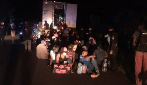 Shpëtohen 126 emigrantë, ishin braktisur të mbyllur brenda një kontejneri
