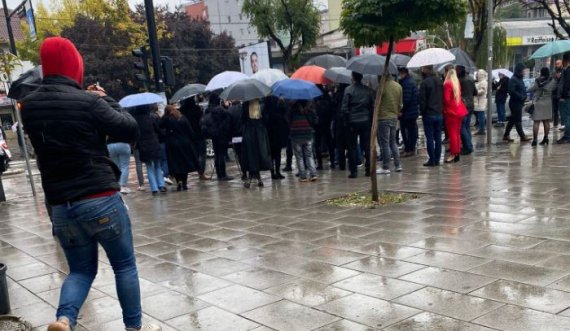 Pritje e zbehtë për Albin Kurtin në Mitrovicë, nuk dalin ta presin as 20 persona