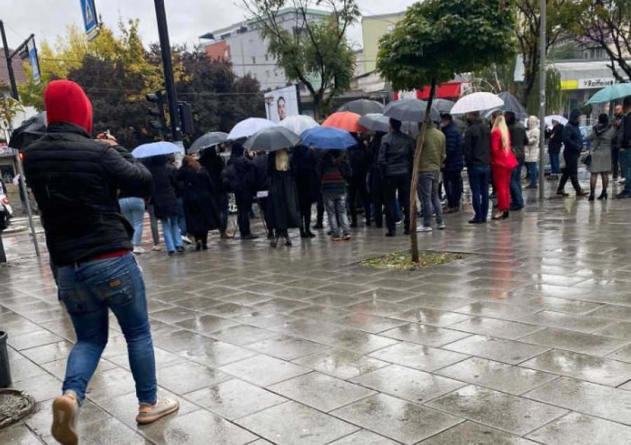 Pritje e zbehtë për Albin Kurtin në Mitrovicë, nuk dalin ta presin as 20 persona