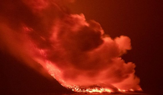 Vullkani në La Palma krijon sipërfaqe të madhe toke në oqean