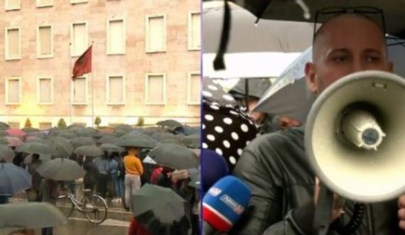 Me tenxhere dhe lugë, qytetarët: S’do ndalemi derisa të na plotësohen kërkesat