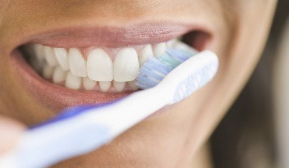 I lani dhëmbët menjëherë pas mëngjesit? Dentistët zbulojnë arsyet pse ky veprim është i rrezikshëm 
