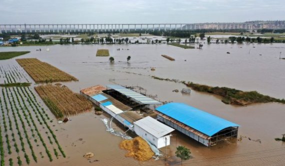 Përmbytjet, evakuohen rreth 2 milionë banorë