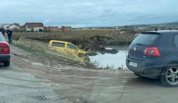 Aksident në Nadakoc, vetura përfundon në kanal