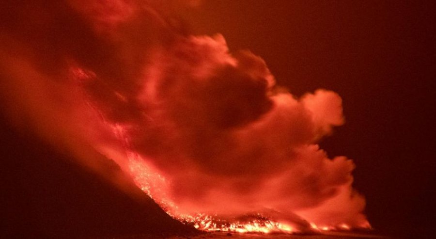 Vullkani në La Palma krijon sipërfaqe të madhe toke në oqean