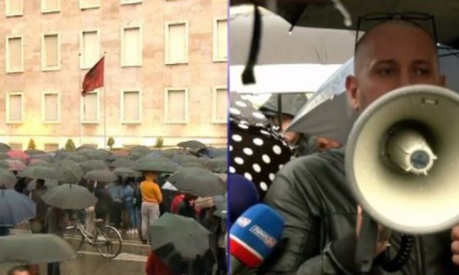 Me tenxhere dhe lugë, qytetarët: S’do ndalemi derisa të na plotësohen kërkesat