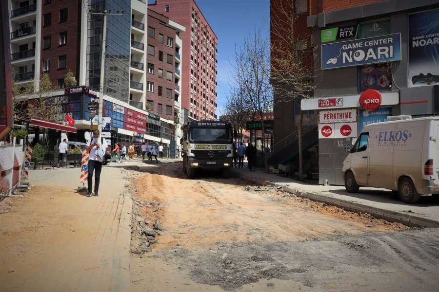 Nesër asfaltohet rruga “Muharrem Fejza”, kërkohet të mos parkohen veturat në dy ditët e ardhshme