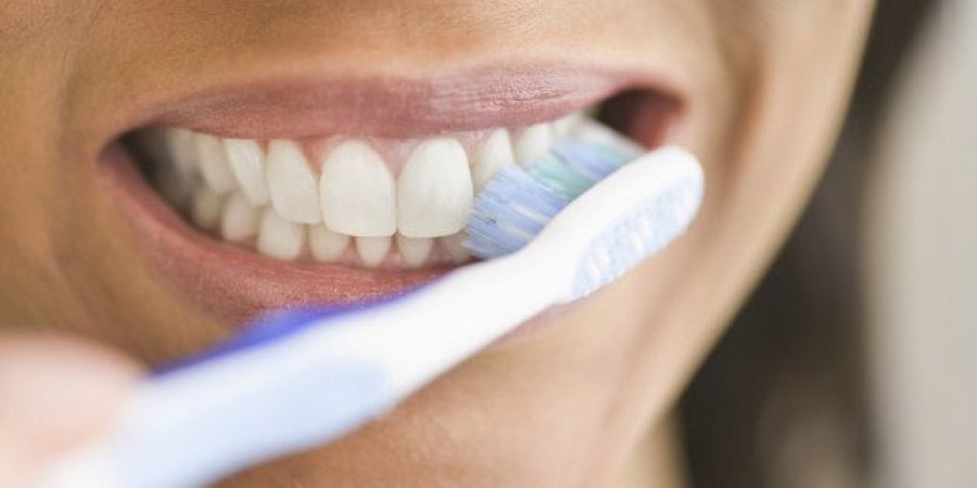 I lani dhëmbët menjëherë pas mëngjesit? Dentistët zbulojnë arsyet pse ky veprim është i rrezikshëm 