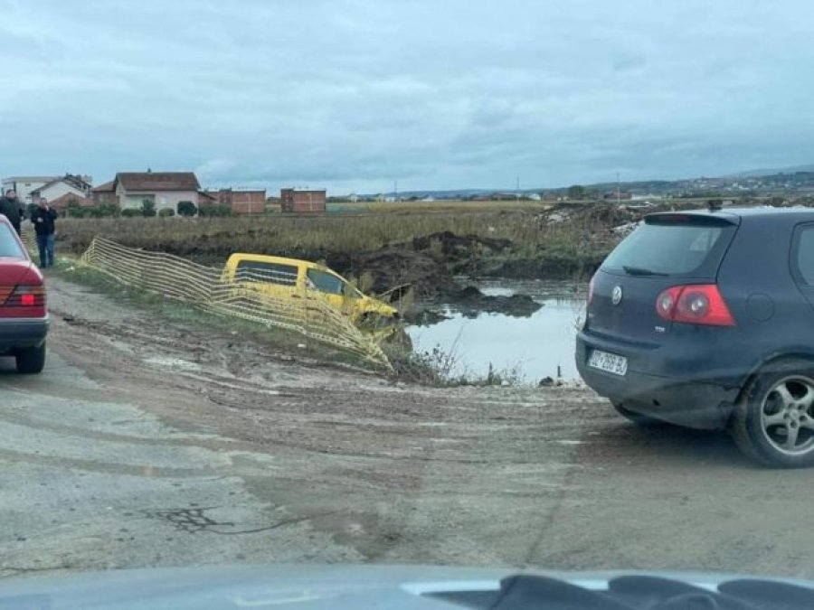 Aksident në Nadakoc, vetura përfundon në kanal