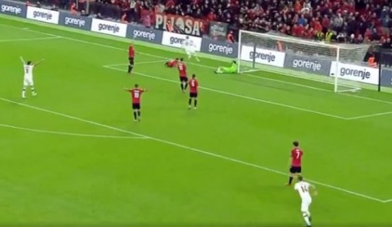 Polonia shënon gol, ndërpritet ndeshja pas veprimeve të tifozëve shqiptarë