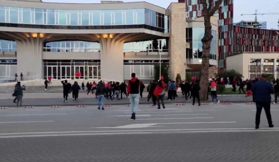Përleshje mes tifozëve shqiptarë me ata polakë