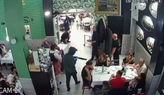 Të maskuar dhe me kallashnikov, dy grabitës futen në restorant