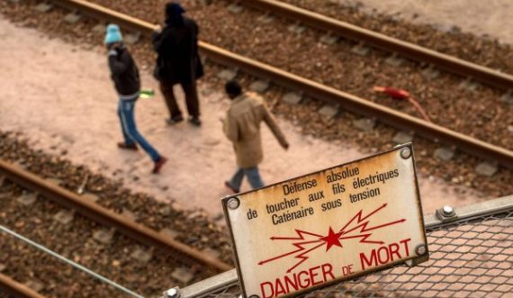 Ishin shtrirë në binarë, treni godet për vdekje tre persona