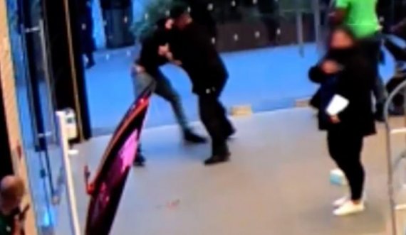 Nuk deshi të vendosë maskë brenda lokalit, sigurimi i kërkuan të largohet – burri rrahu një pjesëtar të sigurimit e tjetrin e goditi me thikë
