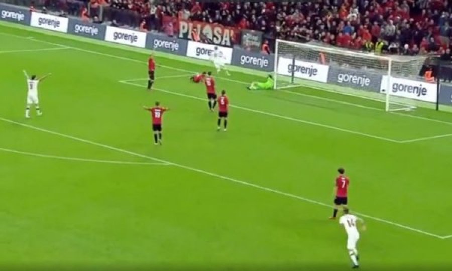 Polonia shënon gol, ndërpritet ndeshja pas veprimeve të tifozëve shqiptarë