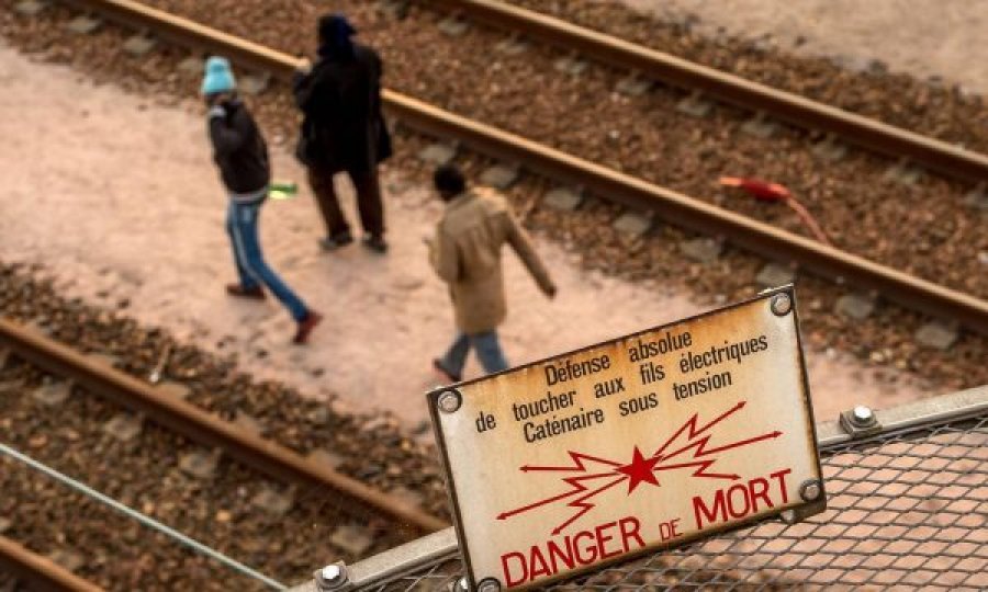 Ishin shtrirë në binarë, treni godet për vdekje tre persona