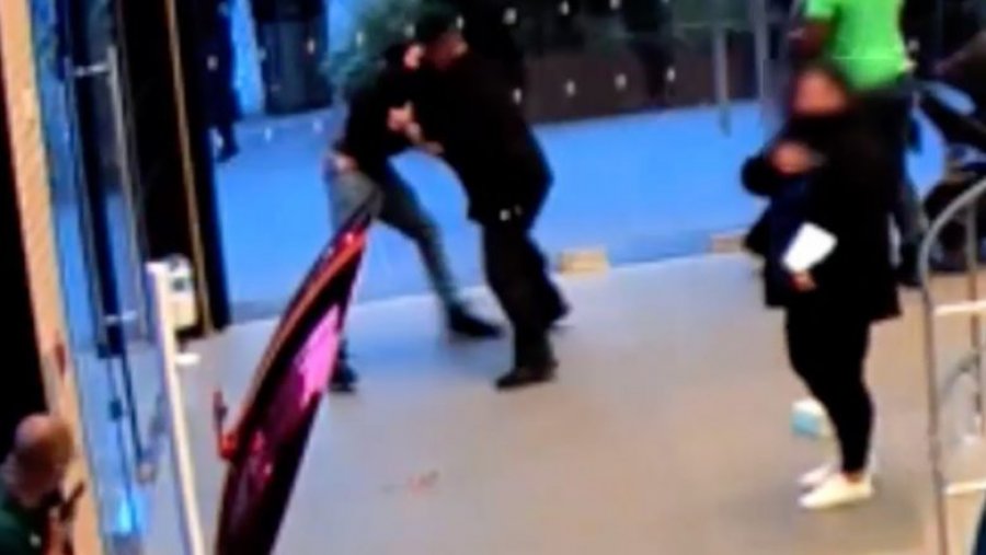 Nuk deshi të vendosë maskë brenda lokalit, sigurimi i kërkuan të largohet – burri rrahu një pjesëtar të sigurimit e tjetrin e goditi me thikë
